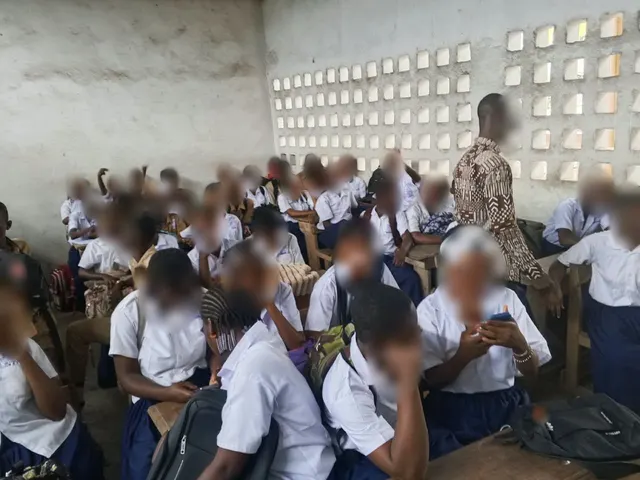 L'intervenant présente SukluAcademy au milieu de la classe.